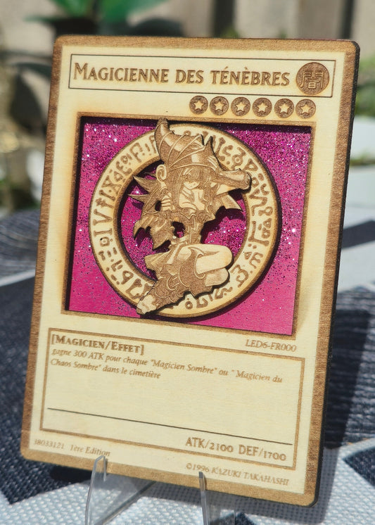 Carte Yu-Gi-Oh! Magicienne des Ténèbres Artisanale – Gravée sur Bois