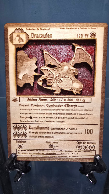Carte Pokémon Dracaufeu en Bois