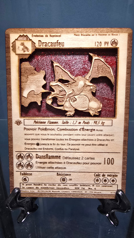 Carte Pokémon Dracaufeu en Bois
