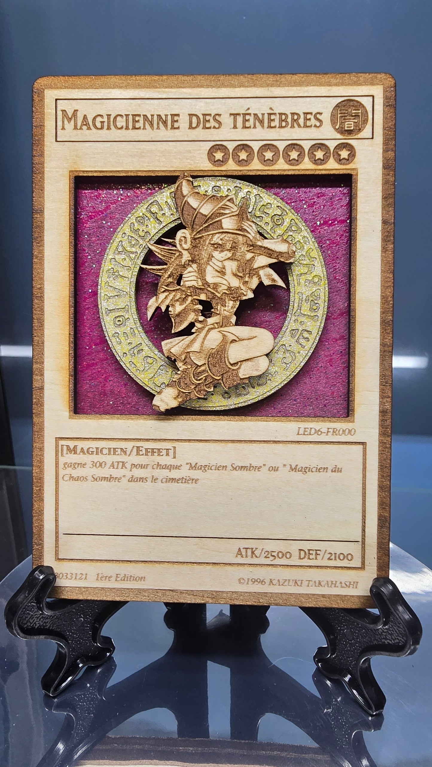 Carte Yu-Gi-Oh! Magicienne des Ténèbres en Bois
