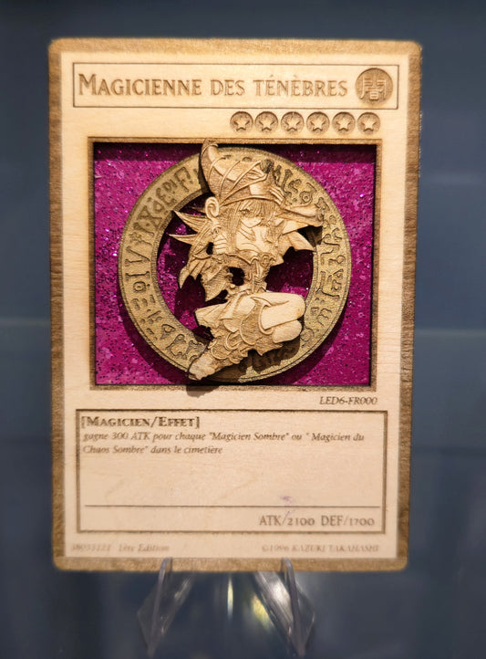 Carte Yu-Gi-Oh! Magicienne des Ténèbres Artisanale – Gravée sur Bois