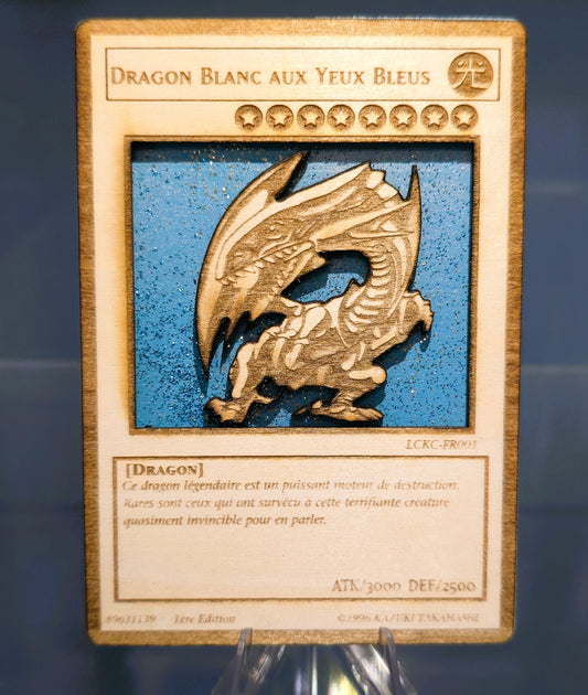 Carte Yu-Gi-Oh! Dragon Blanc aux Yeux Bleus Artisanale – Gravée sur Bois
