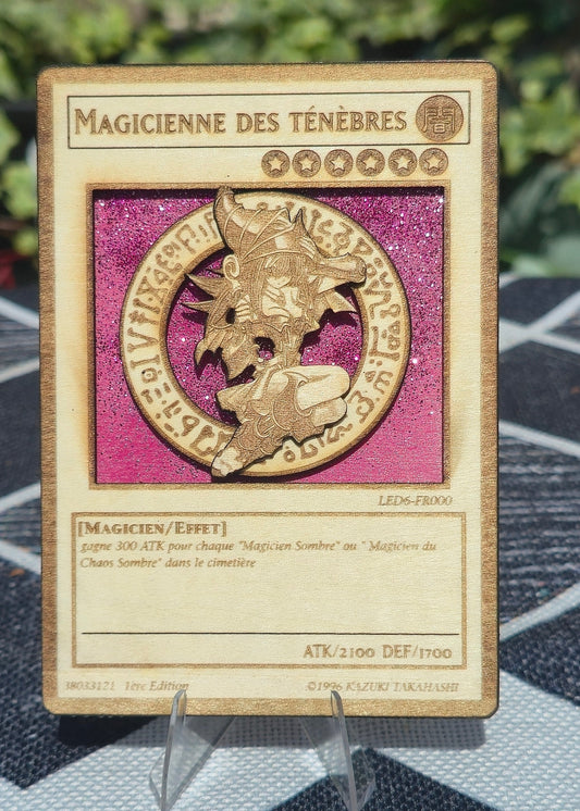 Carte Yu-Gi-Oh! Magicienne des Ténèbres Artisanale – Gravée sur Bois