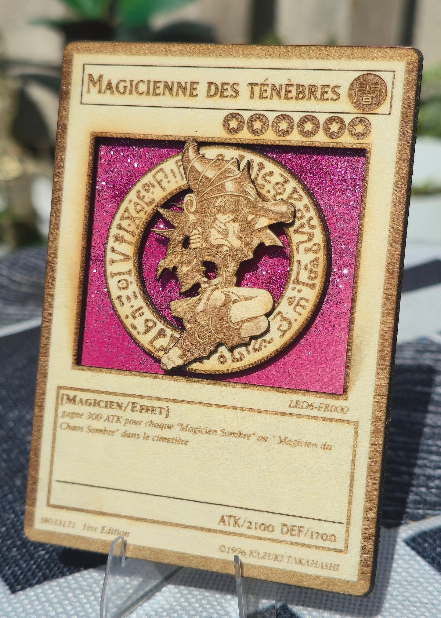Carte Yu-Gi-Oh! Magicienne des Ténèbres Artisanale – Gravée sur Bois
