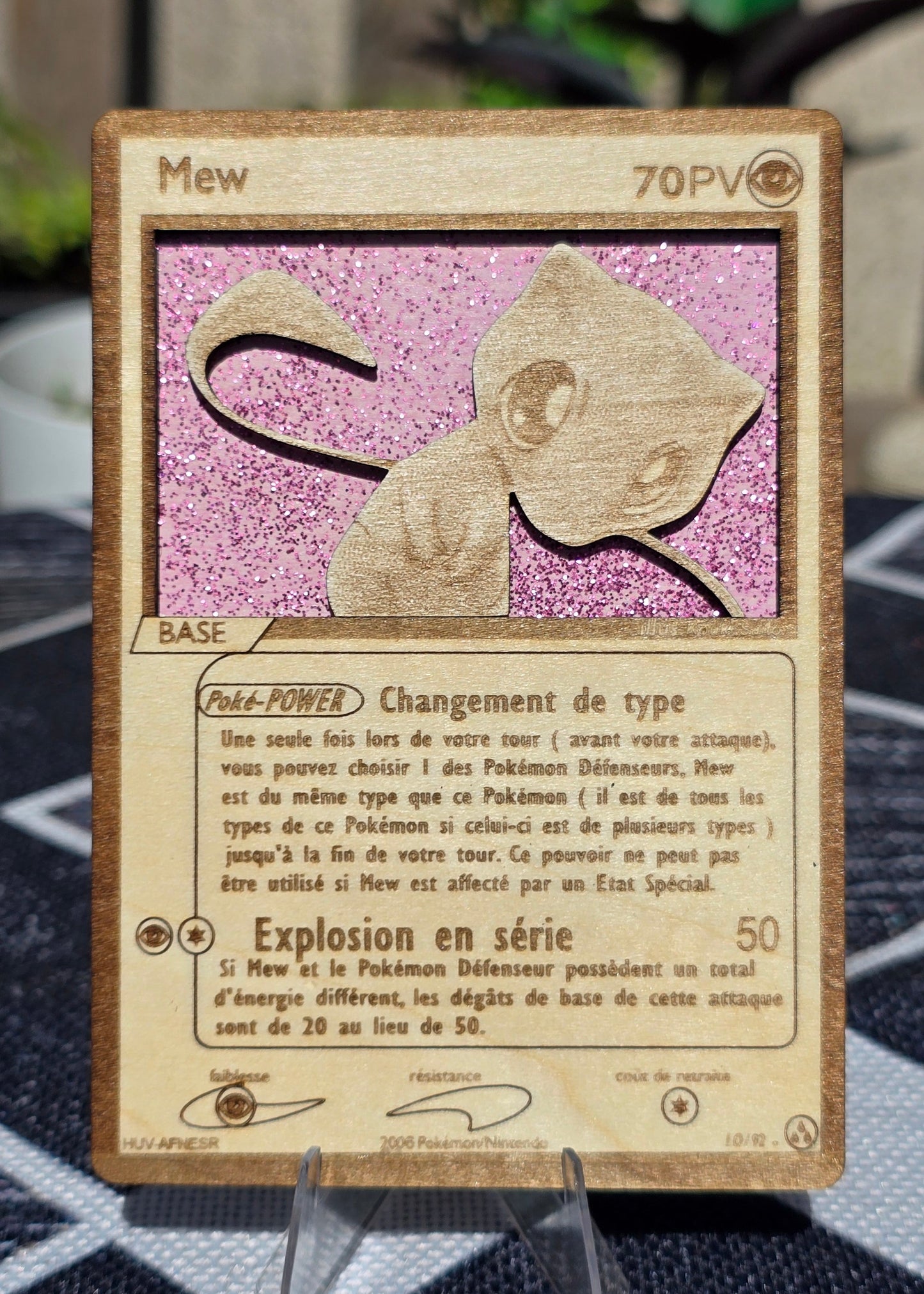 Carte Pokémon Mew –  Gravée sur Bois