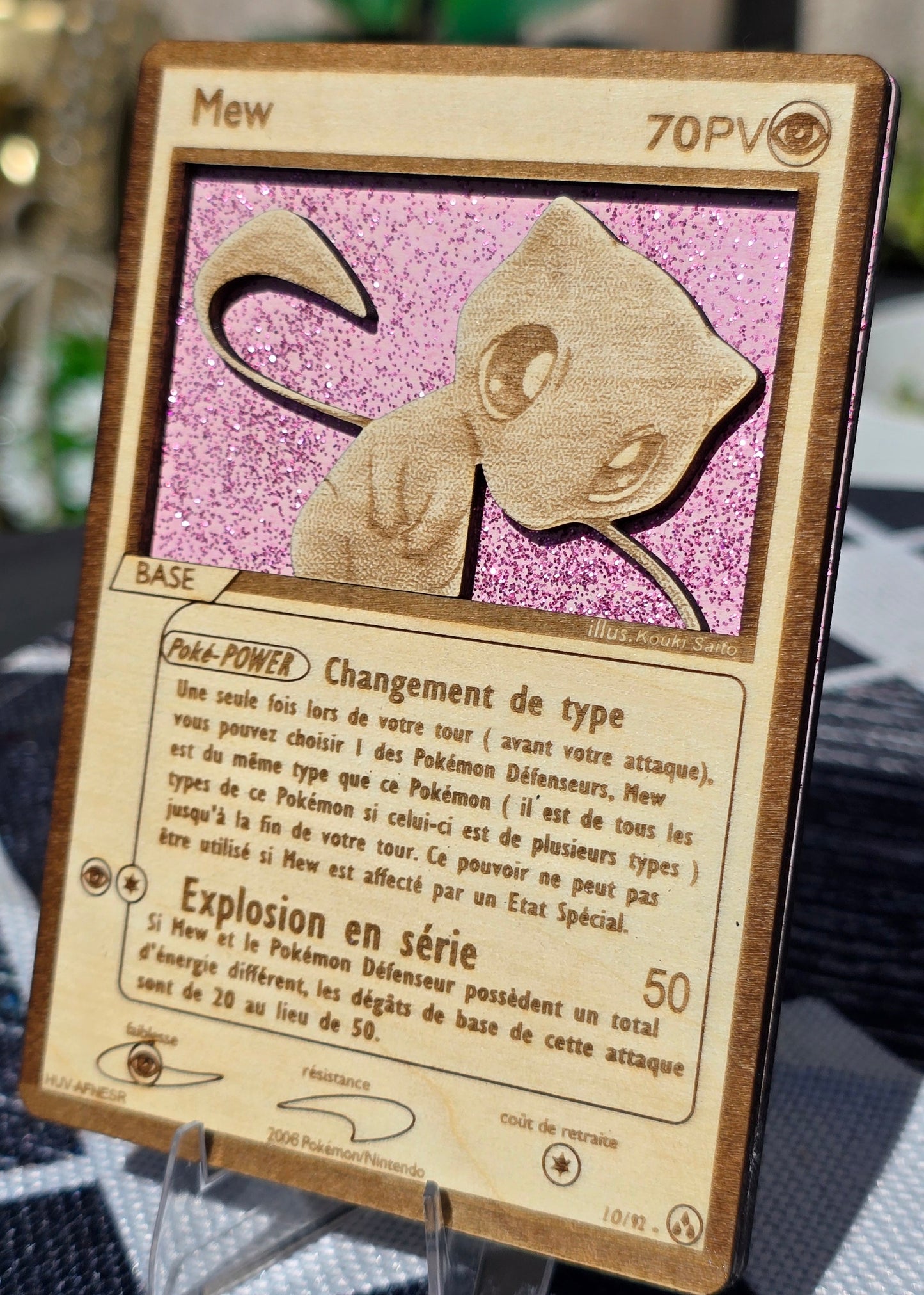 Carte Pokémon Mew –  Gravée sur Bois
