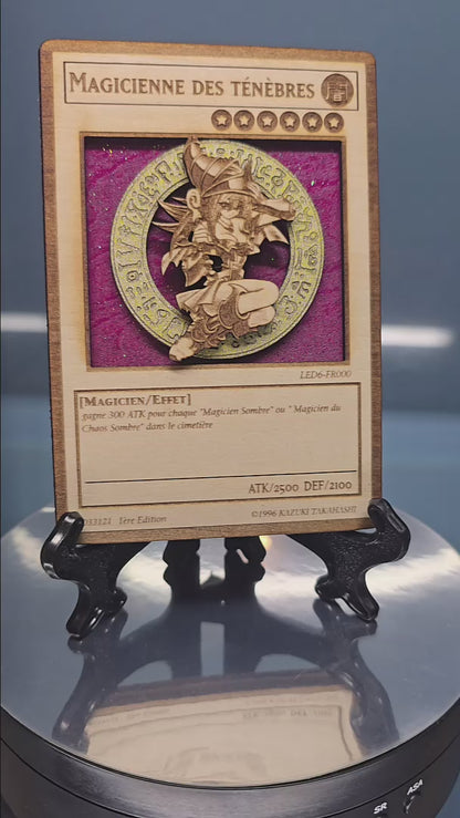 Carte Yu-Gi-Oh! Magicienne des Ténèbres Artisanale – Gravée sur Bois