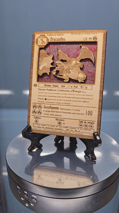 Carte Pokémon Dracaufeu en Bois