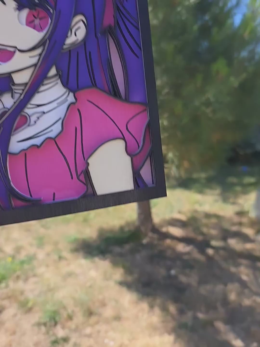 Vidéo tableau bois multicouche peint Ai – manga Oshi no Ko. Gravure et peinture artisanale en relief 3D, déco murale unique et cadeau otaku.